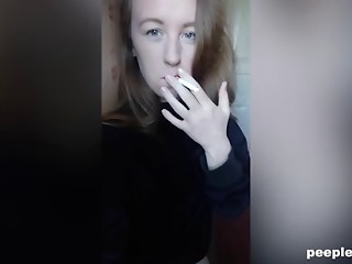 amateur hottie loves smoking and masturbating