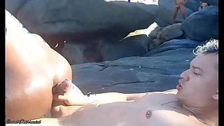 Pela primeira vez um sexo gostoso na praia&comma; com uma morena linda